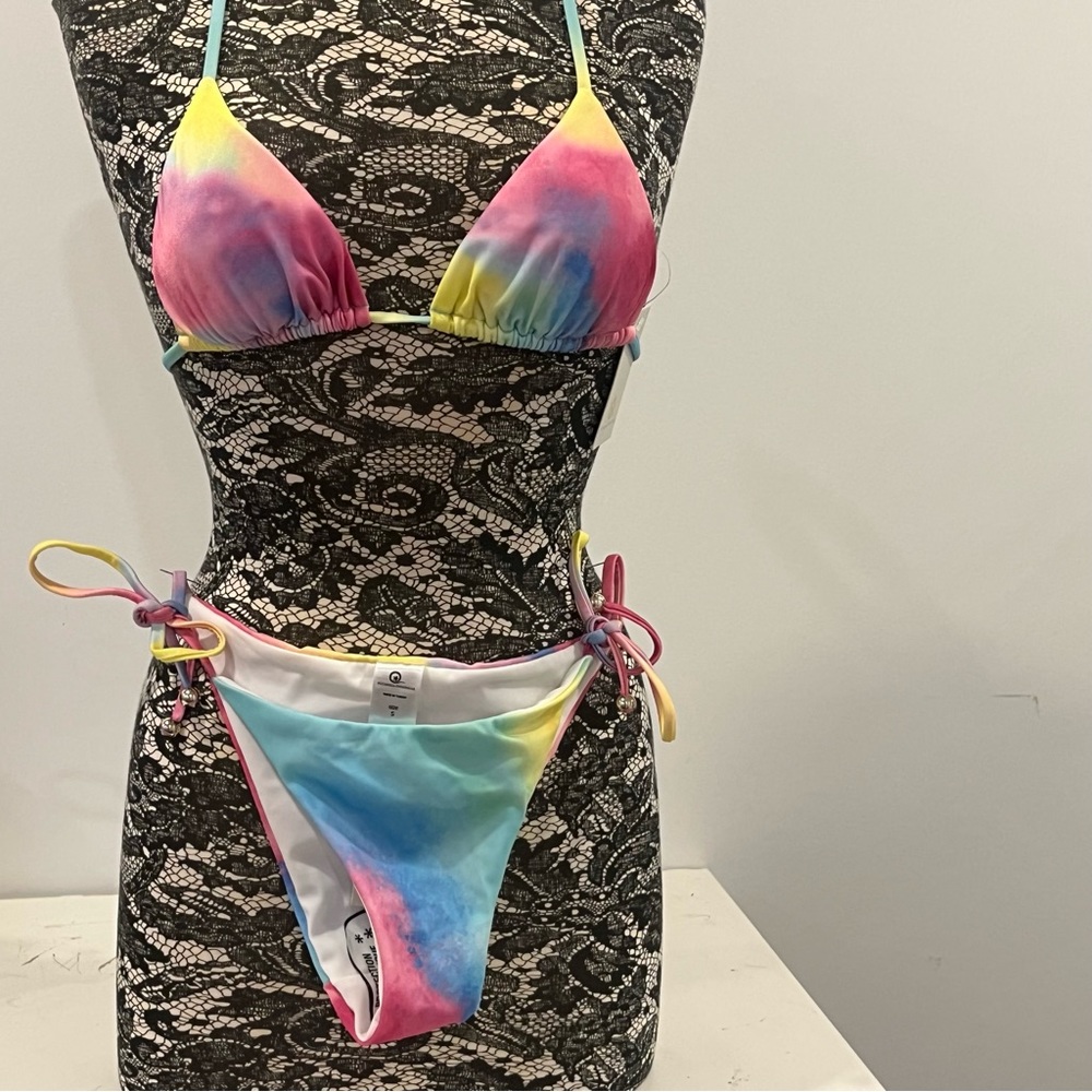 4/25$ or free with any bundle NWT plumeria swimwear bikini